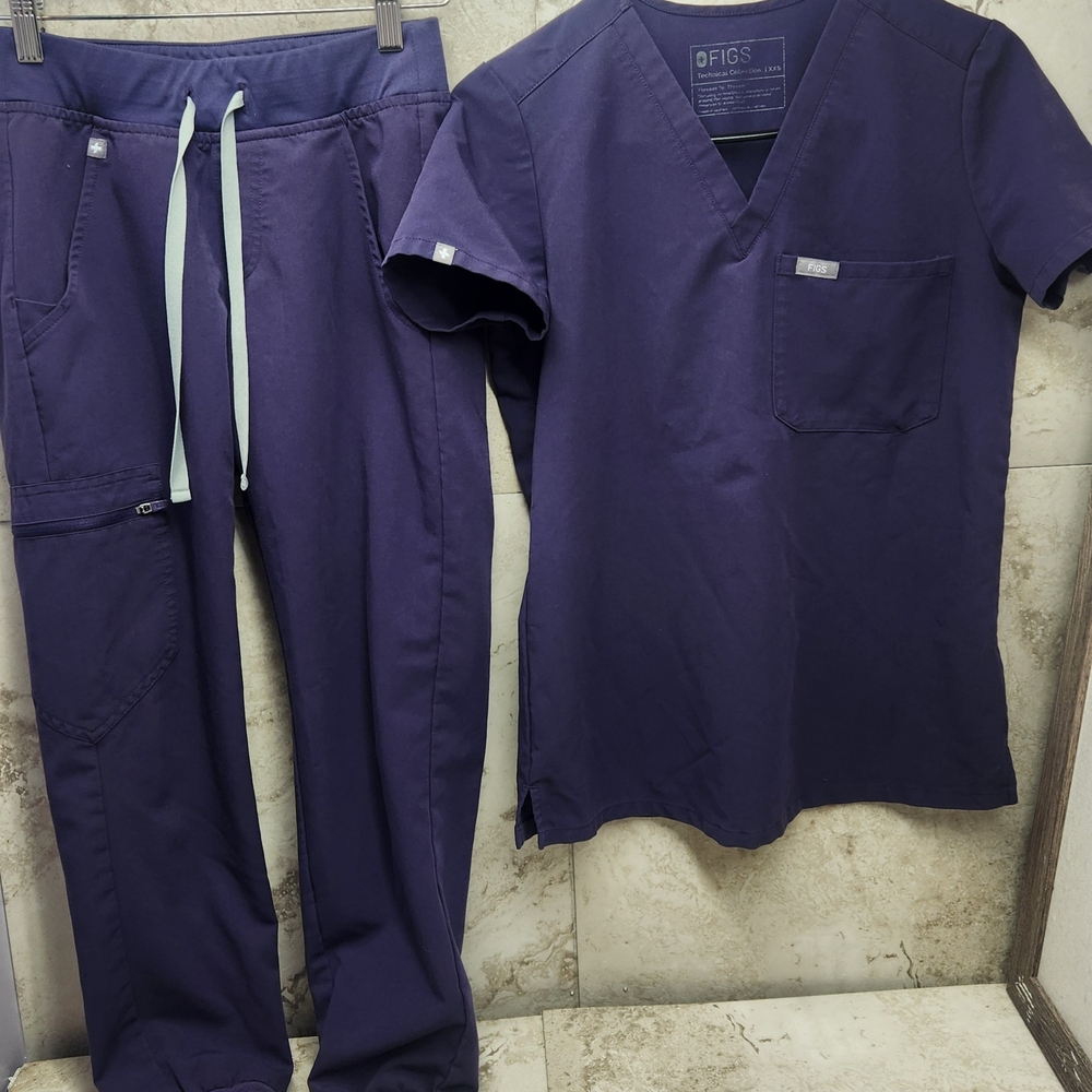 FIGS Catarina one-pocket scrub top and matching Zamora jogger scrub pants Xxs